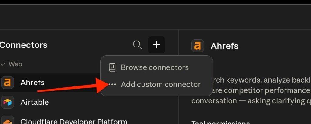 Menu suspenso de conectores do Claude mostrando as opções Browse connectors e Add custom connector com uma seta a apontar para Add custom connector