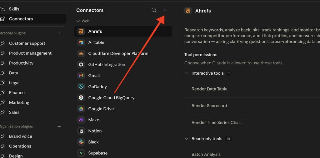 Página de configurações do Claude mostrando a aba Connectors com uma seta a apontar para o botão de mais para adicionar um novo conector