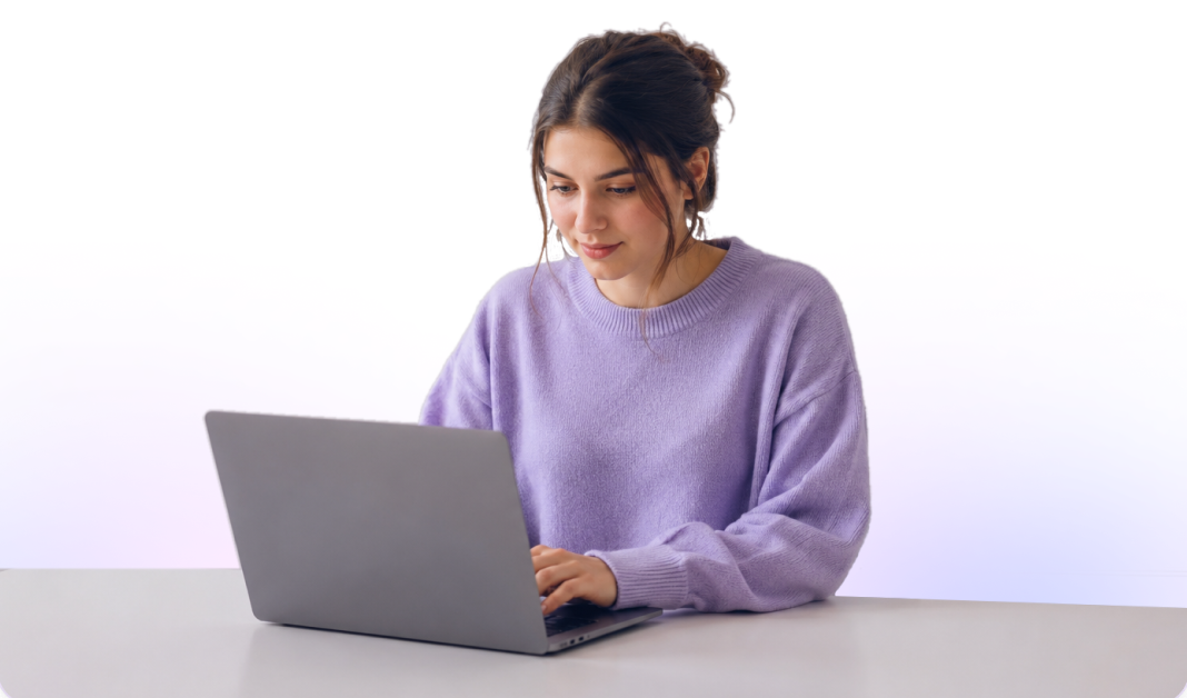 Un estudiante escribiendo en una computadora port&aacute;til