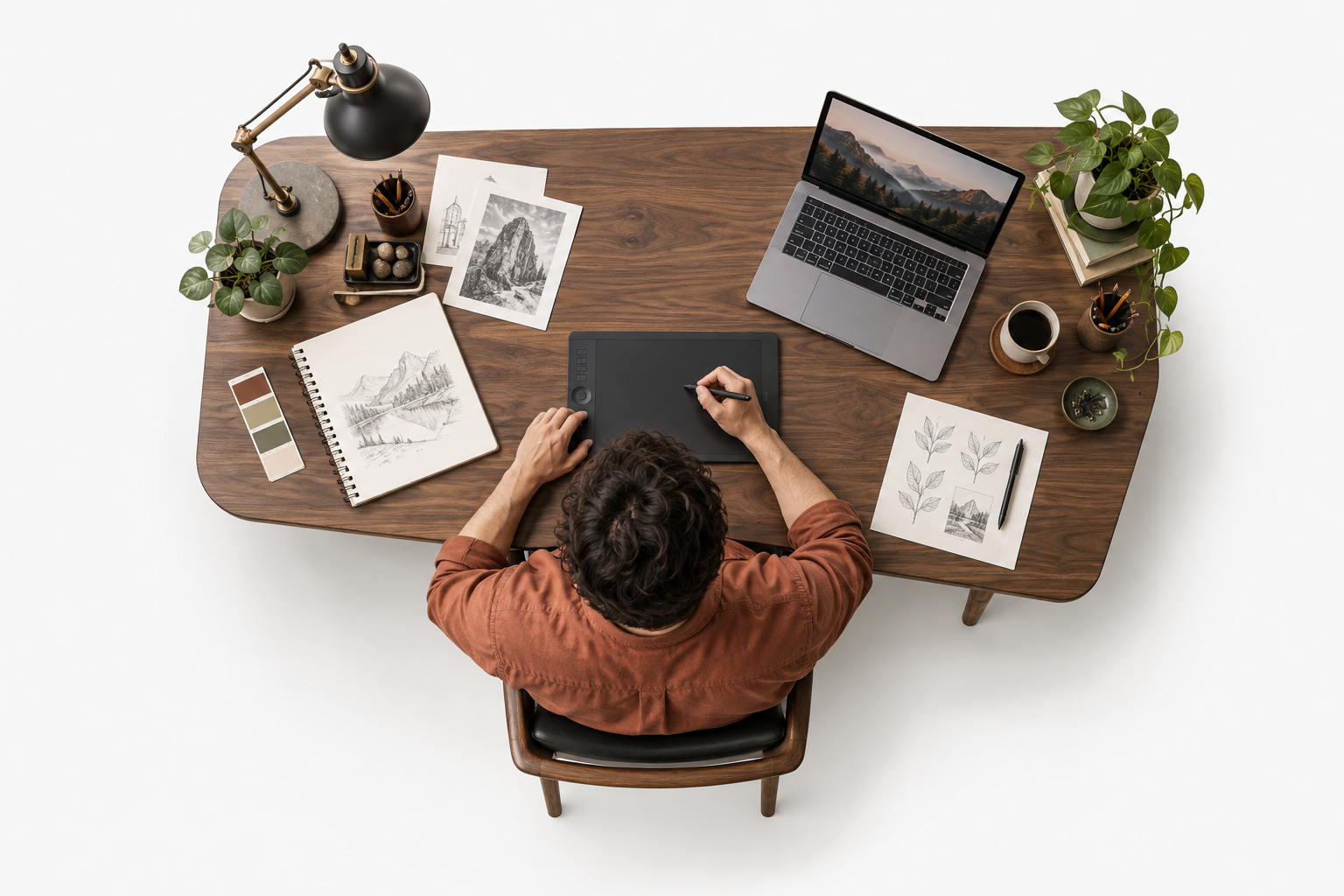 Freelancer a organizar trabalho criativo à secretária